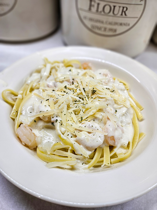 Plated dish of copycat alfredo sauce and fettucchini