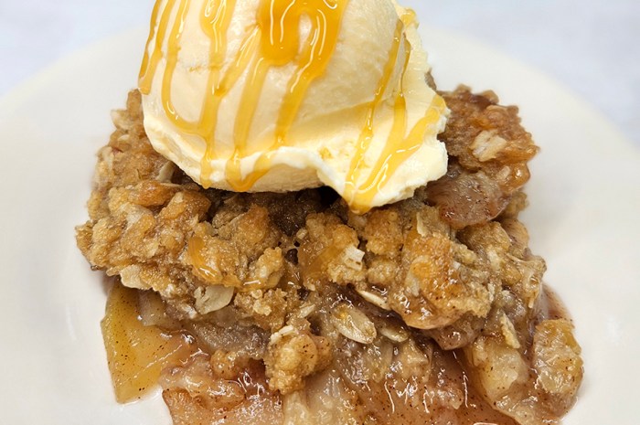 Rustic Apple Crisp: A Simple & Delicious 7-Ingredient Apple Crisp