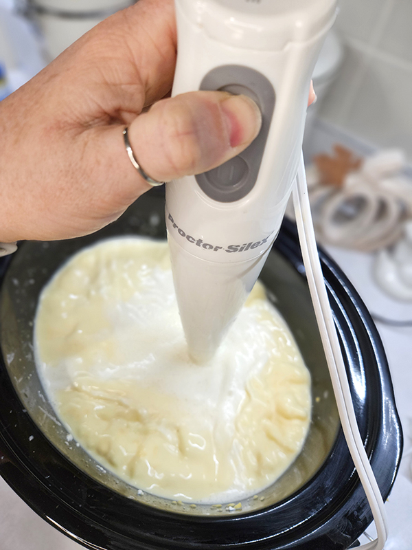 An immersion blender for the broth of the shortcut bacon cheeseburger soup