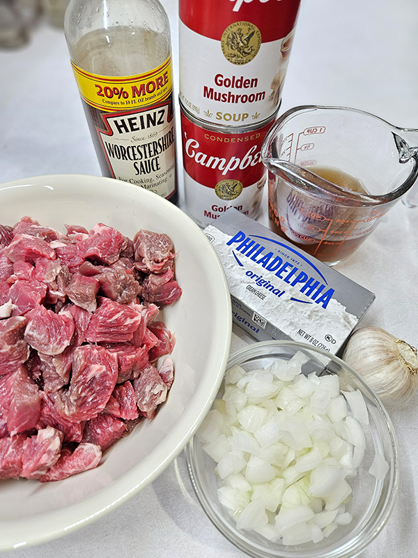 Ingredients required to make slow cooker beef stroganoff