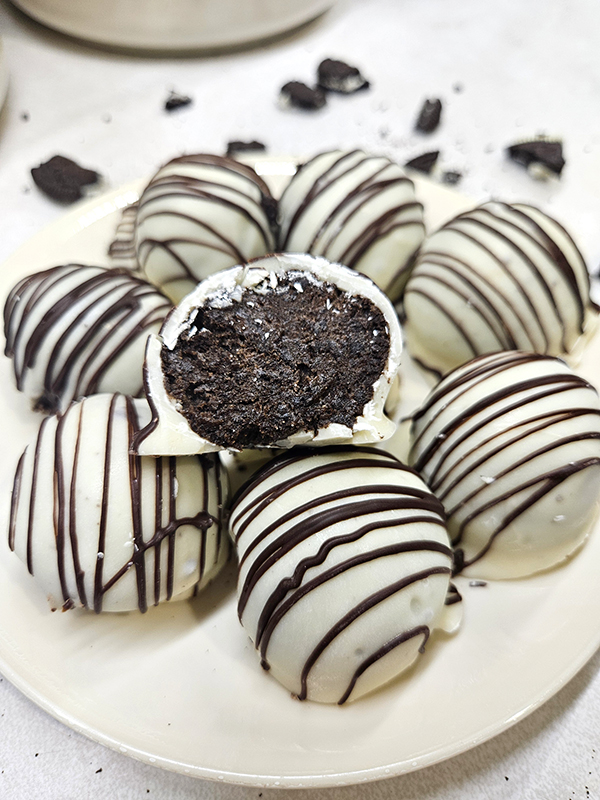 A pile of oreo balls