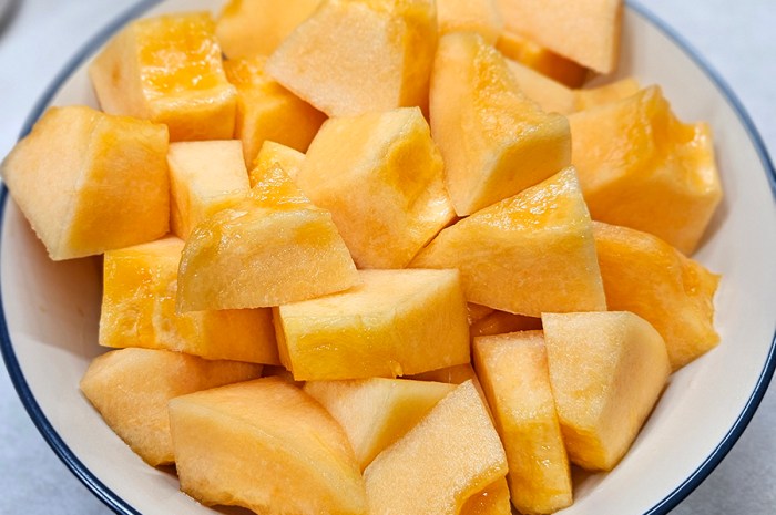 Cutting A Muskmelon: How To Slice Cantaloupe, Honeydew & More