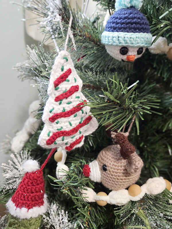 Christmas snack cake crochet ornament - December 2025 Homesteading Update
