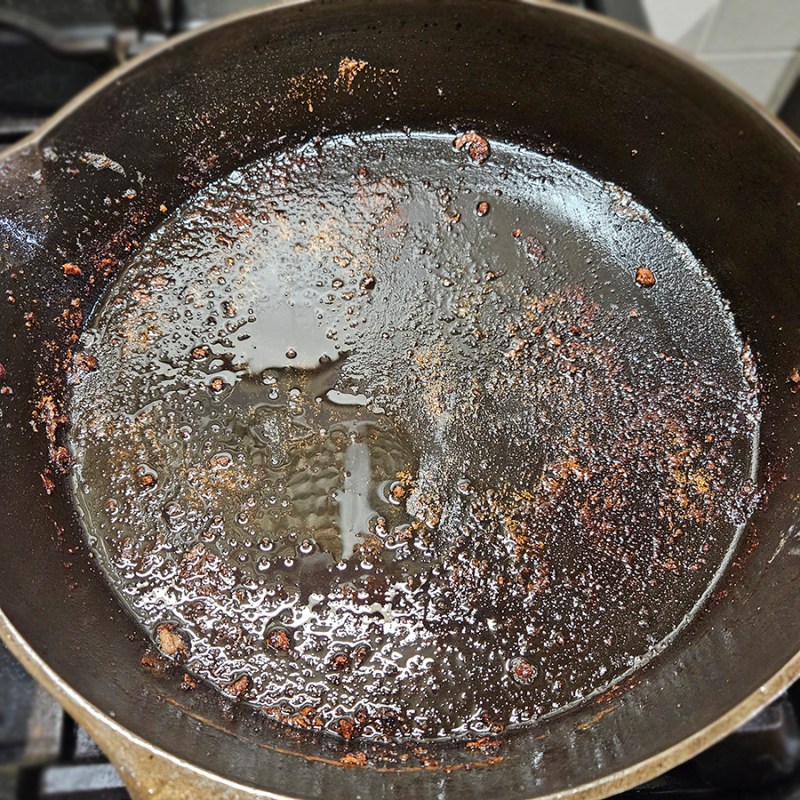 Why food sticks to cast iron - a dirty skillet 