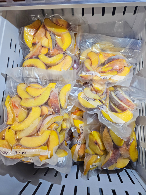 Vacuum sealed bags of frozen peaches - Freezing Peaches The Simple Way