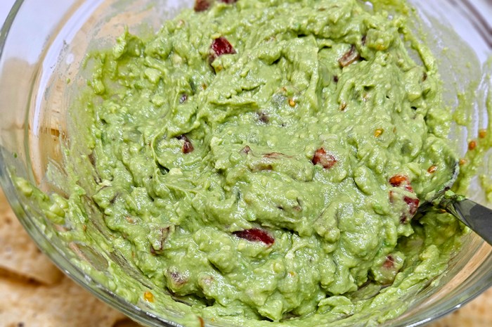 Six Ingredient Guacamole – Delicious Easy To Make Guacamole