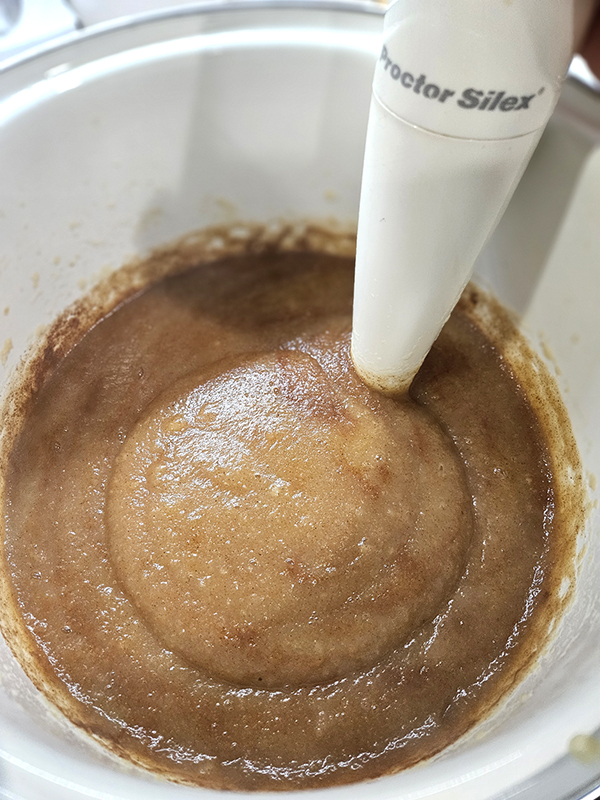 Mixing cinnamon applesauce