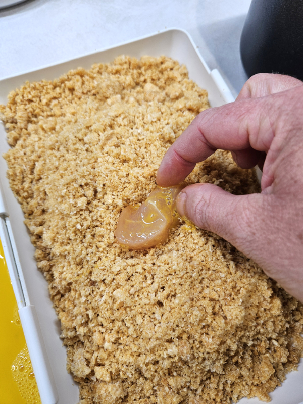 Dipping chicken in the pork panko